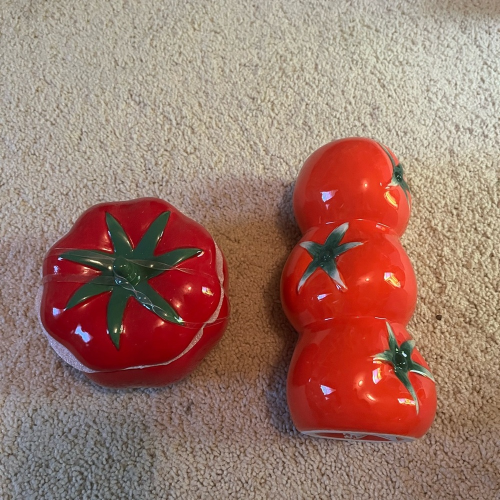 Tomato vase and canister set